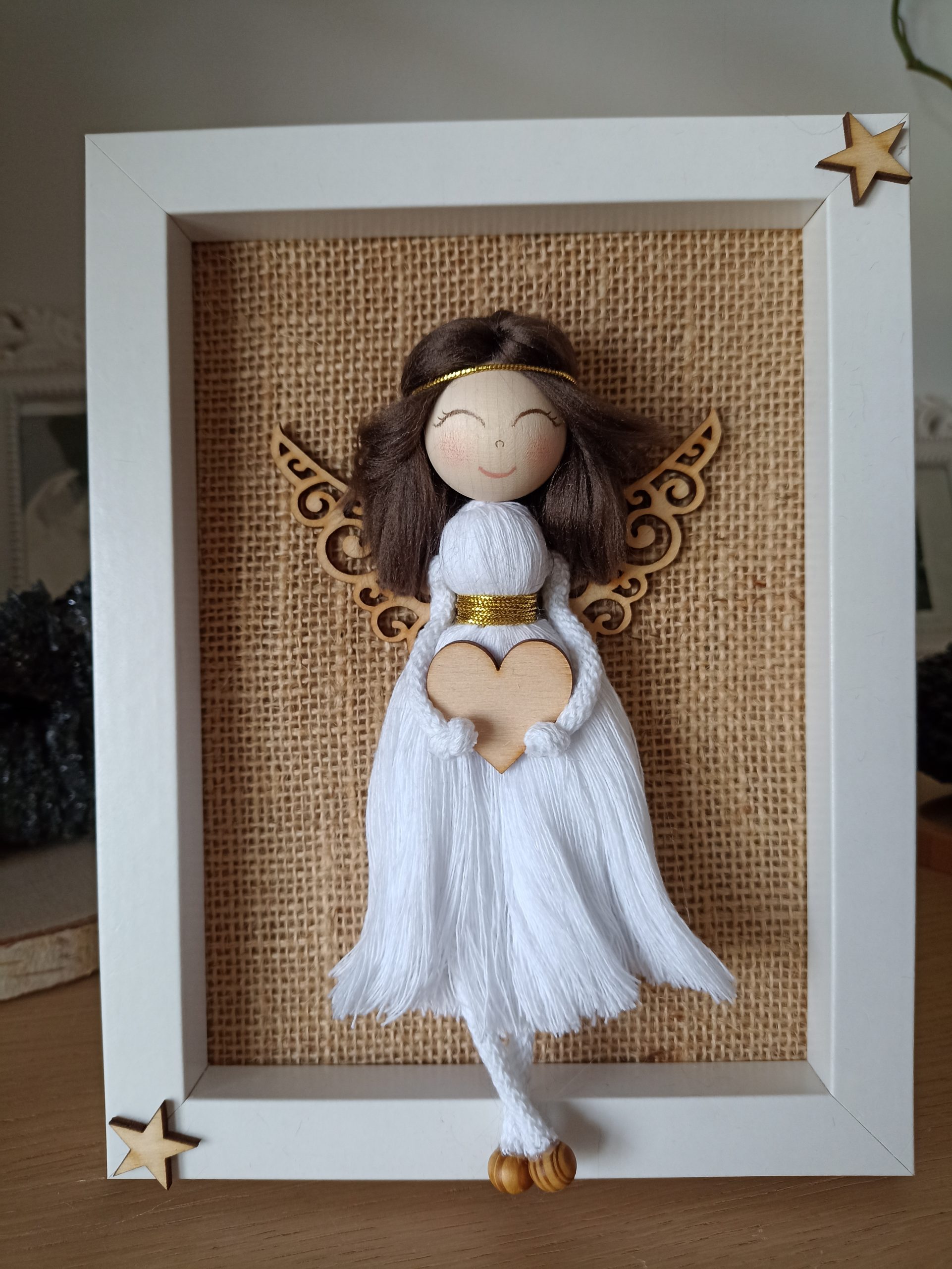 Makramowy aniołek w ramce, anioł-dziewczynka