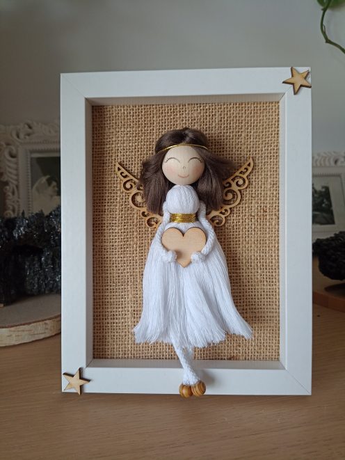 Makramowy Aniołek w Ramce – Dziewczynka | Rękodzieło | Prezent z Dedykacją