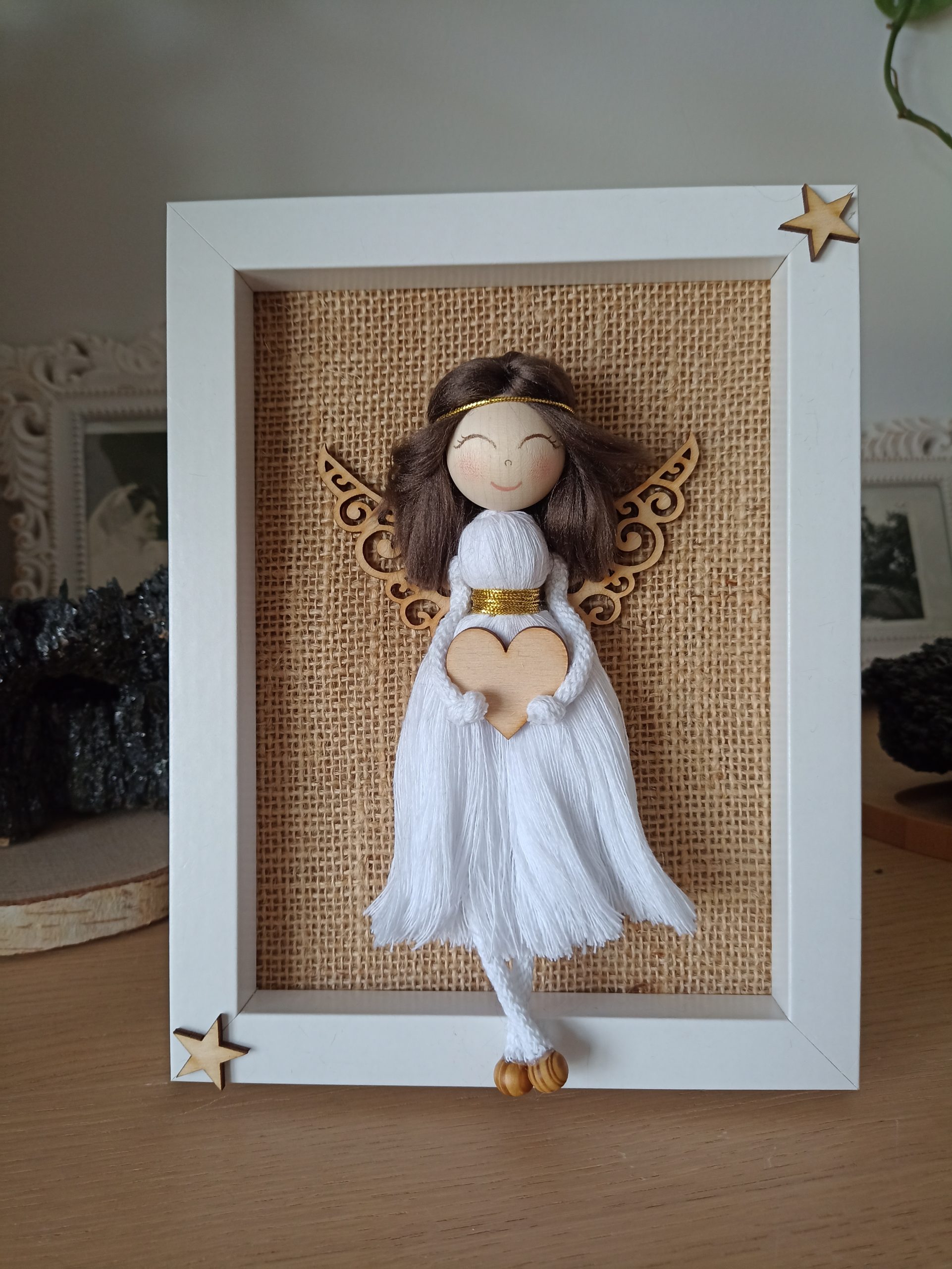 Makramowy aniołek w ramce, anioł-dziewczynka