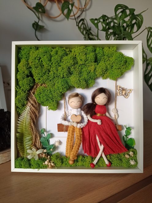 Ramka z mchem chrobotkiem i laleczkami makramowymi