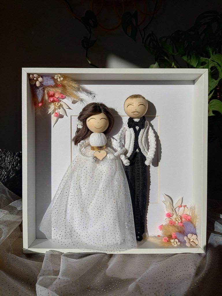 Pamiątka ślubna, para młoda w ramce, makramowe laleczki, prezent na ślub, prezent ślubny
